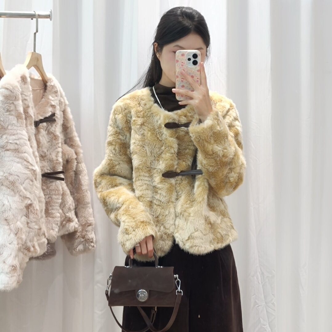 2026秋冬新款环保皮草仿狐狸毛蝴蝶扣短款外套女保暖皮毛一体上衣