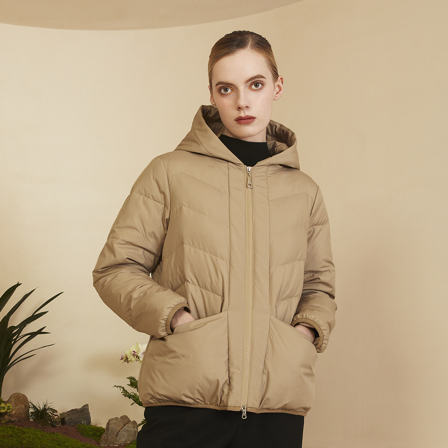 XINSILU新思路女装专柜冬装时尚浅驼色连帽拉链大口袋女羽绒服