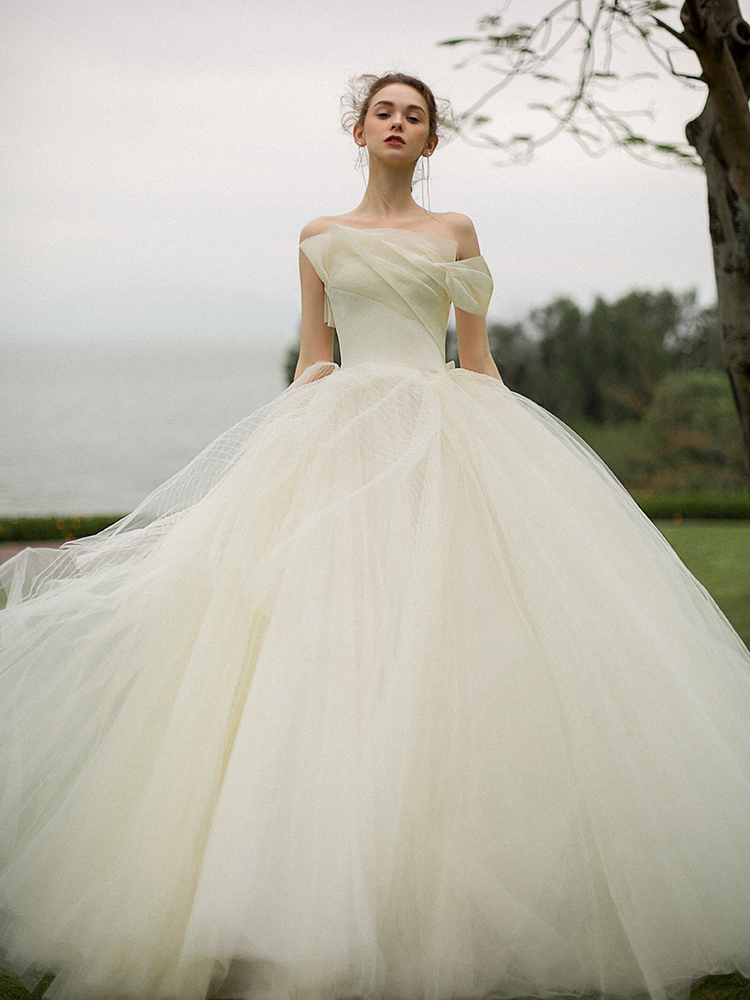 Summer advanced wedding dress, open shoulders, high-end, french style, fitted Summer advanced wedding dress, open shoulders, high-end, french style, fitted