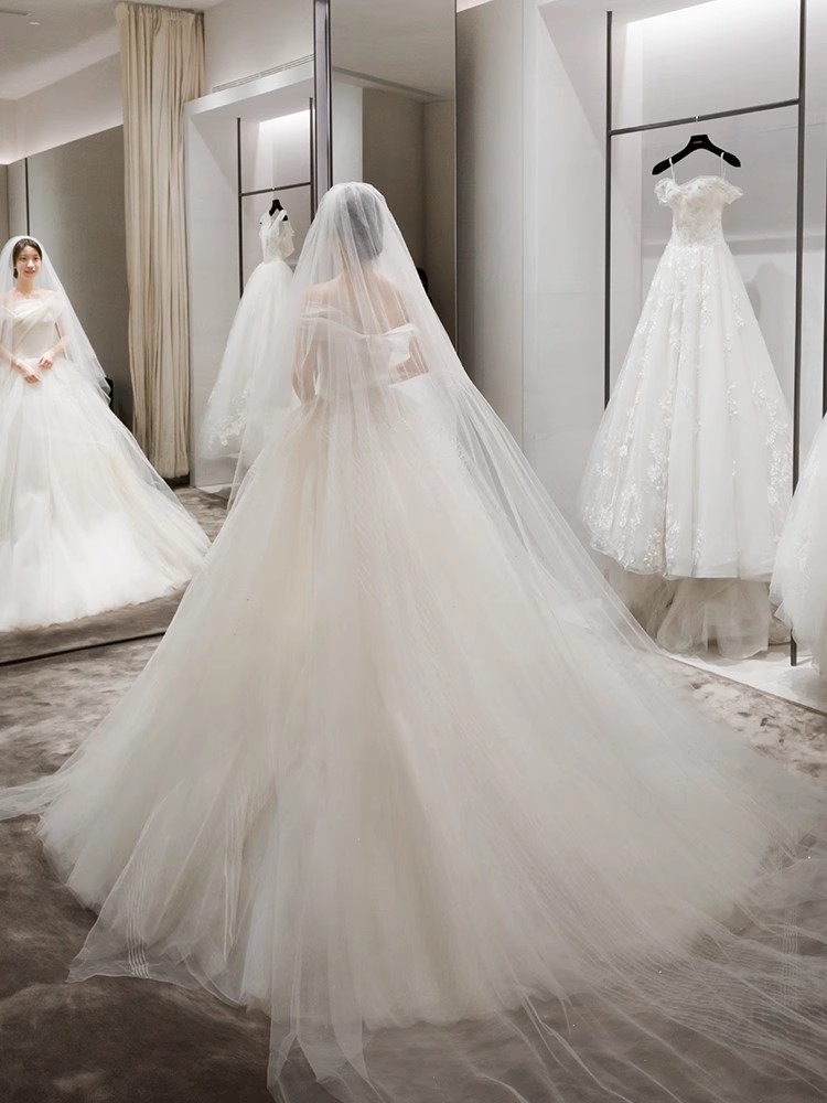 Summer advanced wedding dress, open shoulders, high-end, french style, fitted Summer advanced wedding dress, open shoulders, high-end, french style, fitted