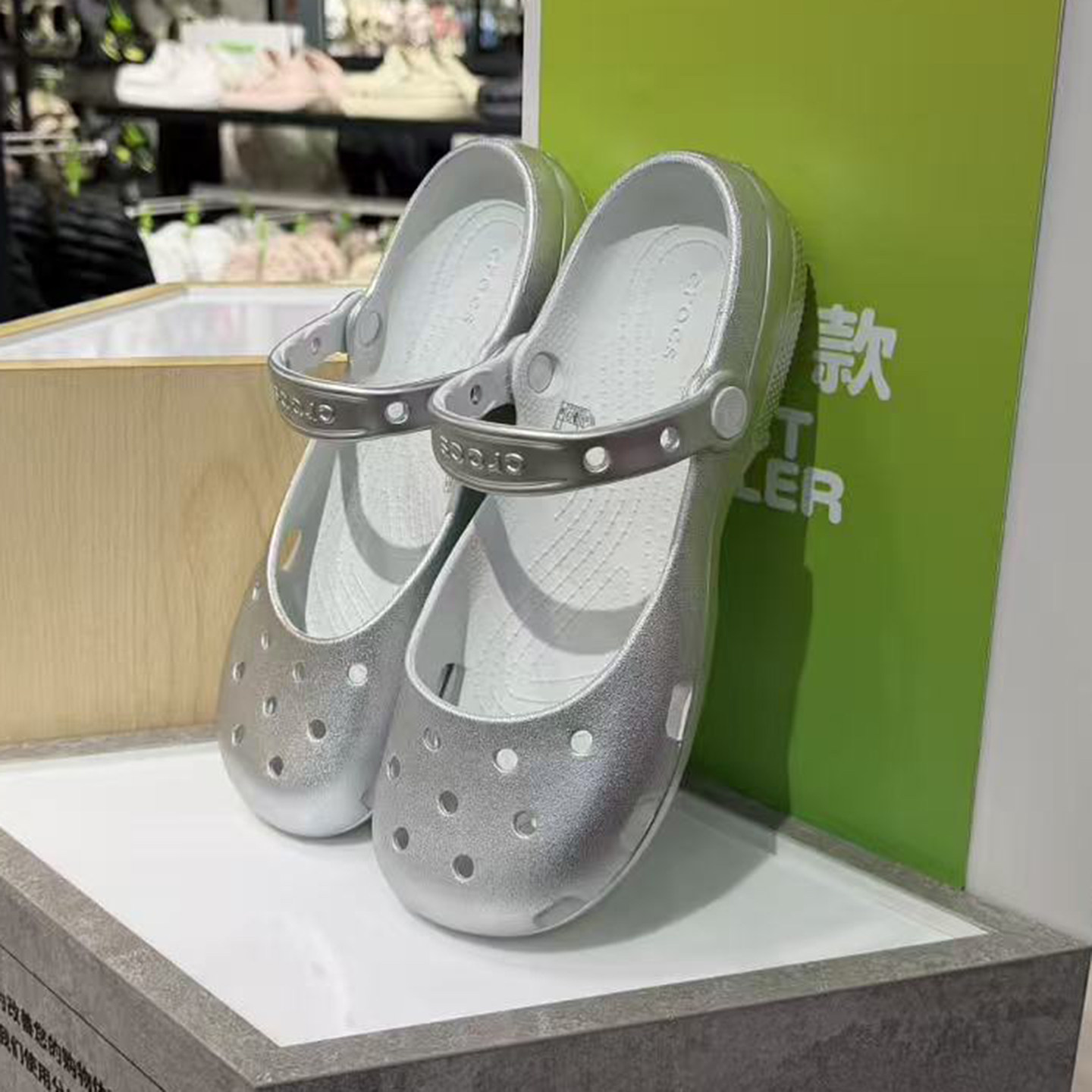 卡骆驰芭蕾金属配色洞洞鞋Crocs