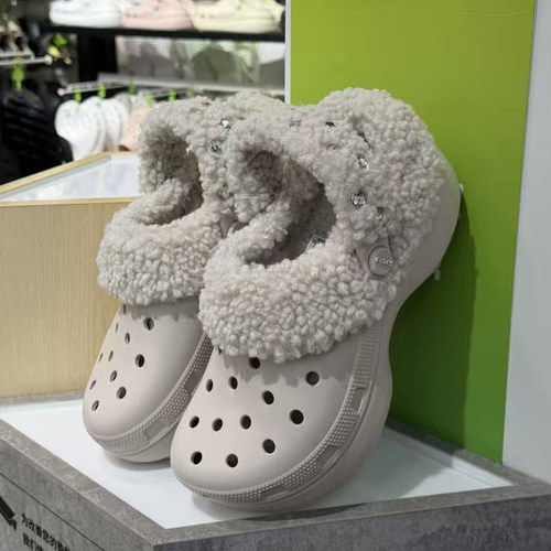 卡骆驰经典云朵暖棉洞洞鞋Crocs