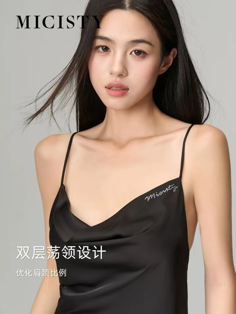 密汐皙迪露背纯色一片式家居服