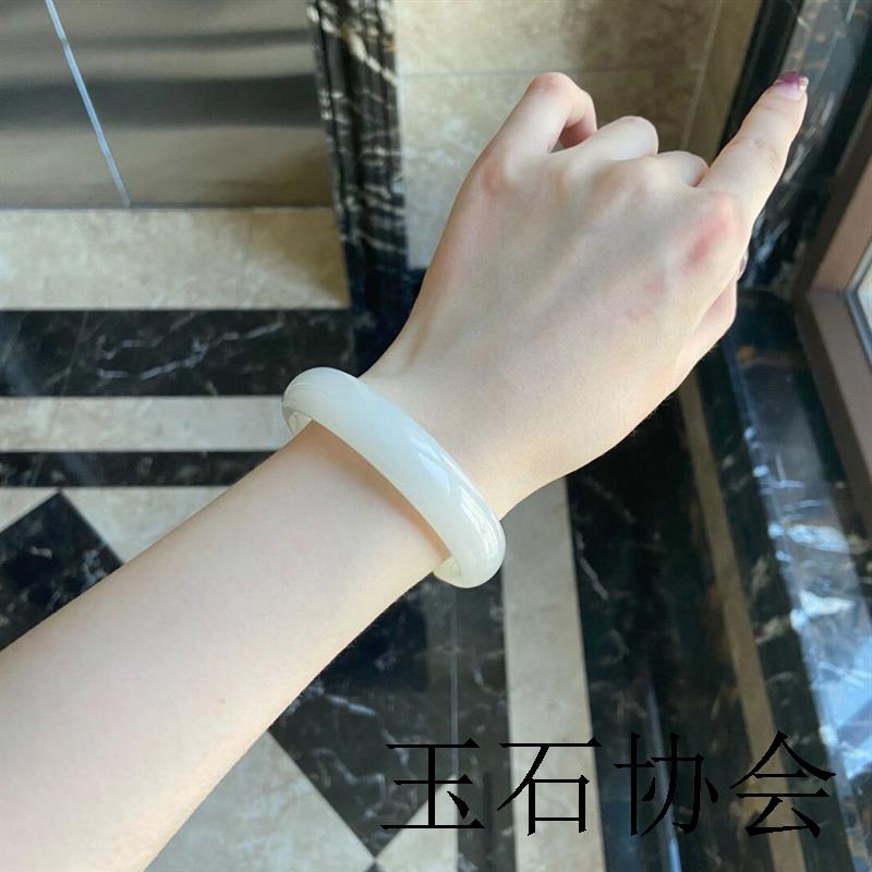新疆和田玉白玉手镯女款扁条玉石真正品天然青玉羊脂玉贵妃玉镯子