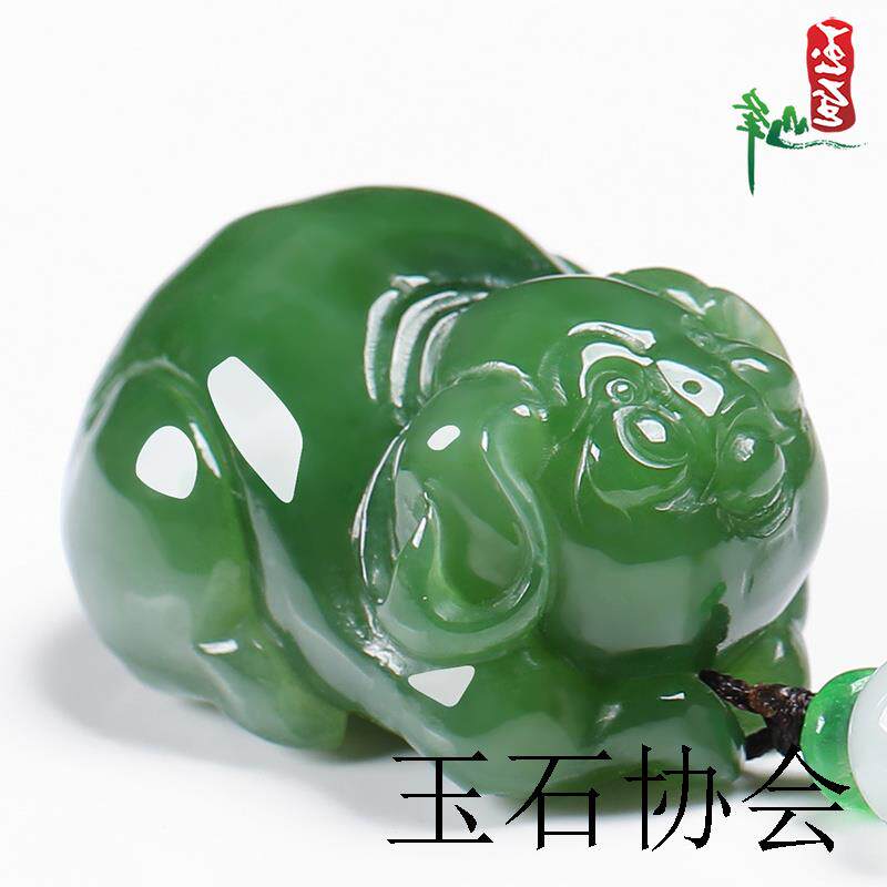 和田玉碧玉猪手把件发财福猪吊坠天然玉石把玩件菠菜绿生肖猪挂件
