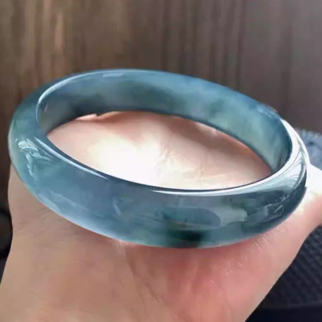 危地马拉翡翠色手镯女款水沫玉飘蓝花正装贵妃镯白底青高冰种镯子