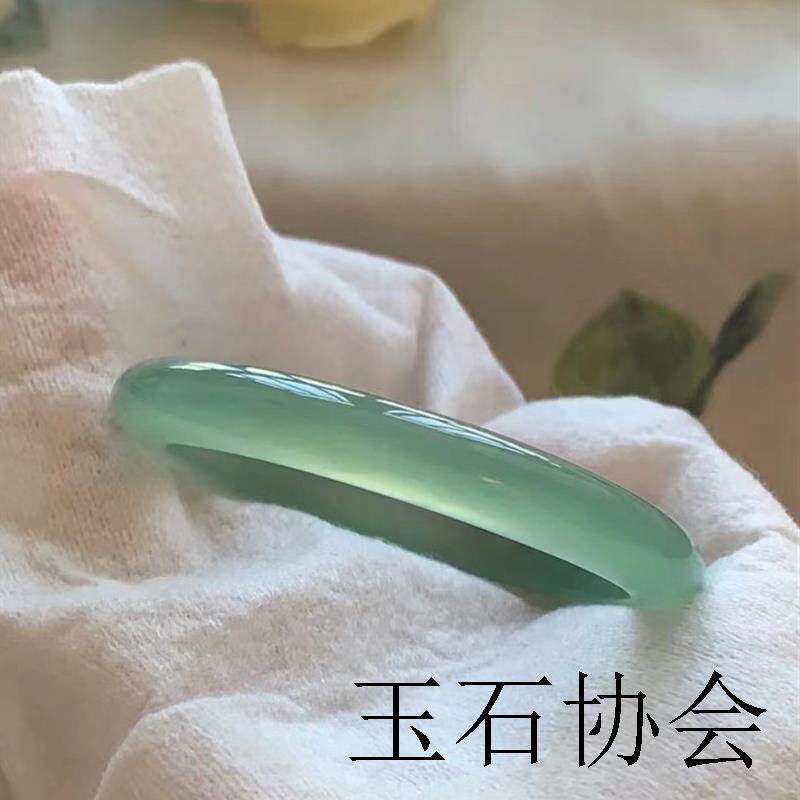 天然冰种翡翠色油青玛瑙美人条手镯叮当镯女士清新浅绿圆条玉镯子