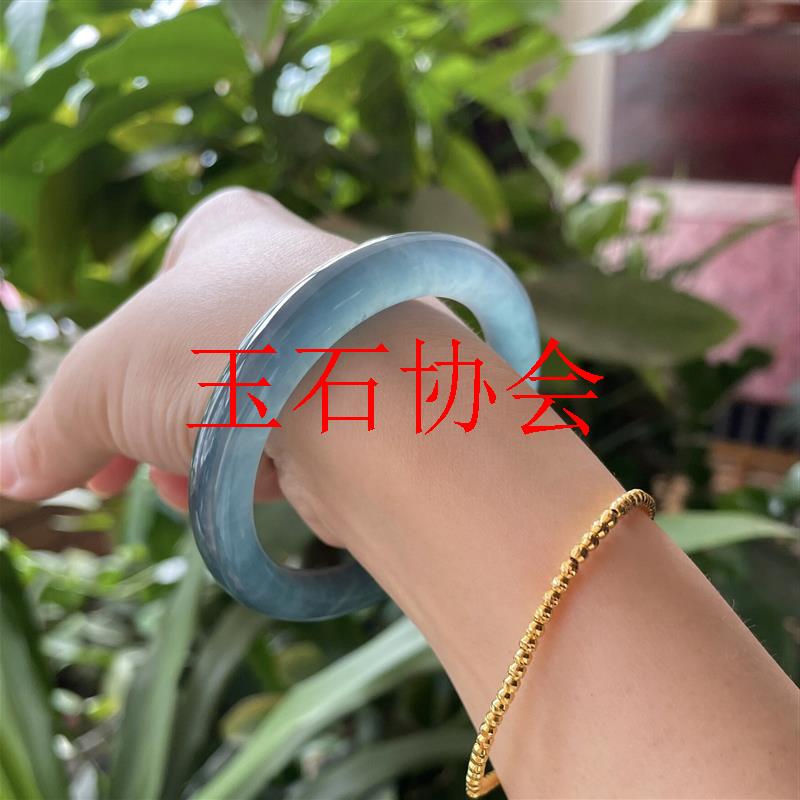 危地马拉翡翠色冰种飘花圆条玉镯图片