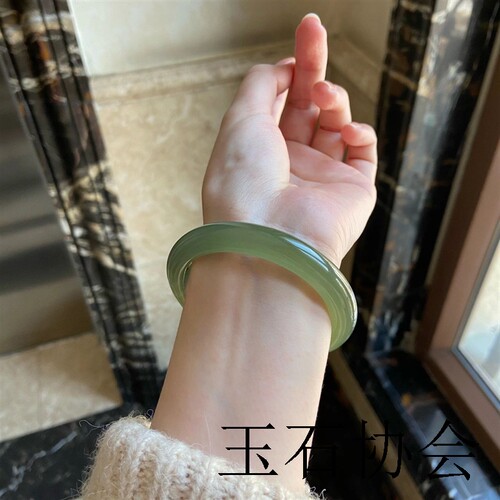 正品和田玉晴水手镯女款湖水绿圆条昆仑玉青白玉正品天然少女玉镯