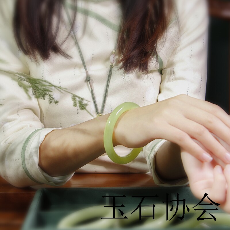 新疆和田玉翡翠色碧玉手镯青白玉湖水绿圆条手镯小清新美人镯高级