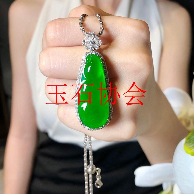 本命年缅甸冰种翡翠色福豆福瓜吊坠满阳绿色如意挂件金镶嵌锁骨链