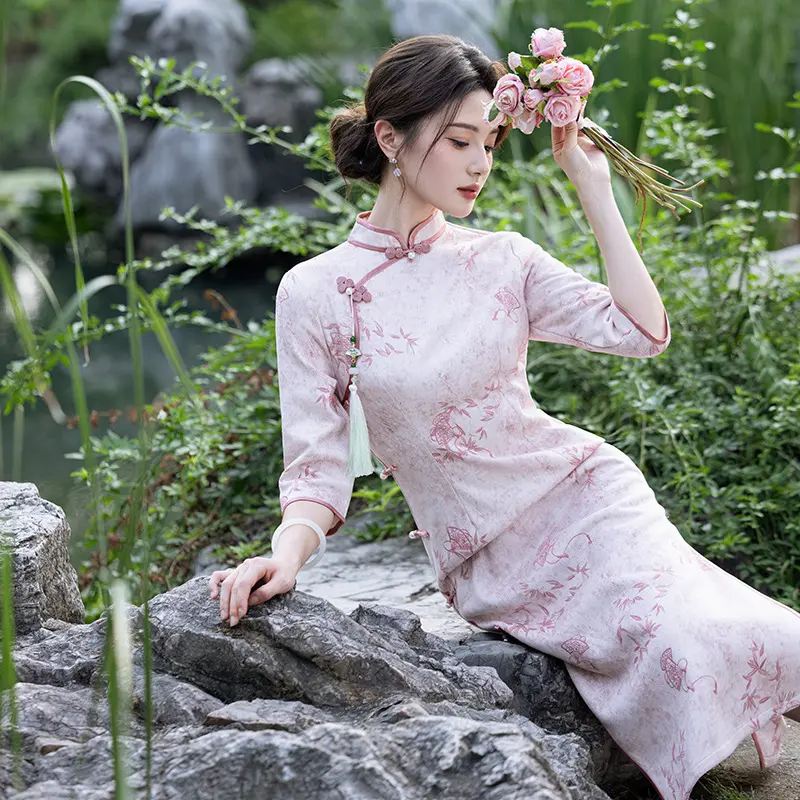 高级感2025春季新款日常改良麂皮绒绣花旗袍重工复古连衣裙