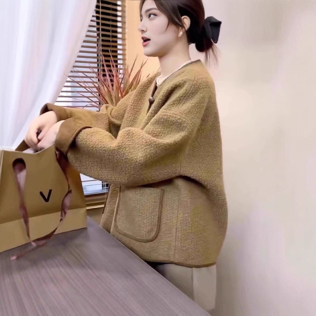 小香风短款外套女2025春秋新款设计感宽松显瘦小个子皮毛一体上衣