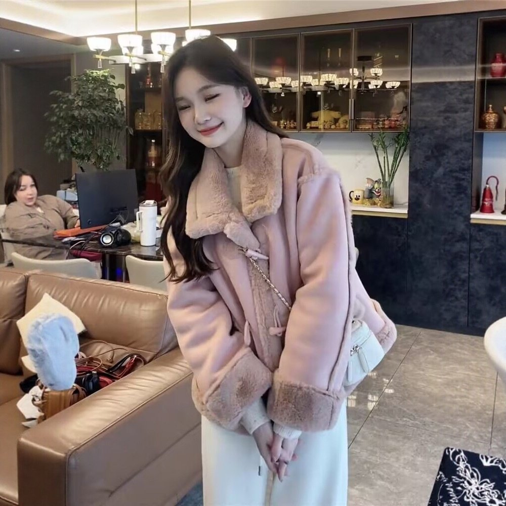 牛角扣皮毛一体麂皮绒外套女冬季新款设计感小众加厚羊羔毛机车服