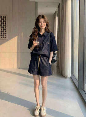 深蓝色薄牛仔套装女夏季2026新款休闲复古气质衬衫背心短裤三件套