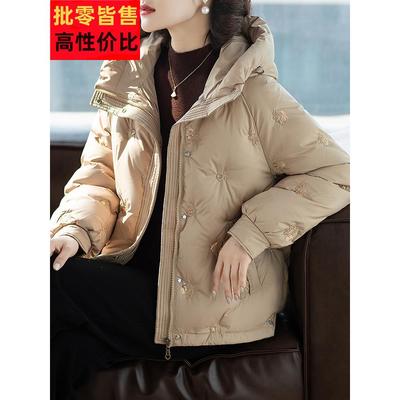 妈妈羽绒服秋冬新款加厚保暖外套中老年人洋气女士冬装短款上衣服