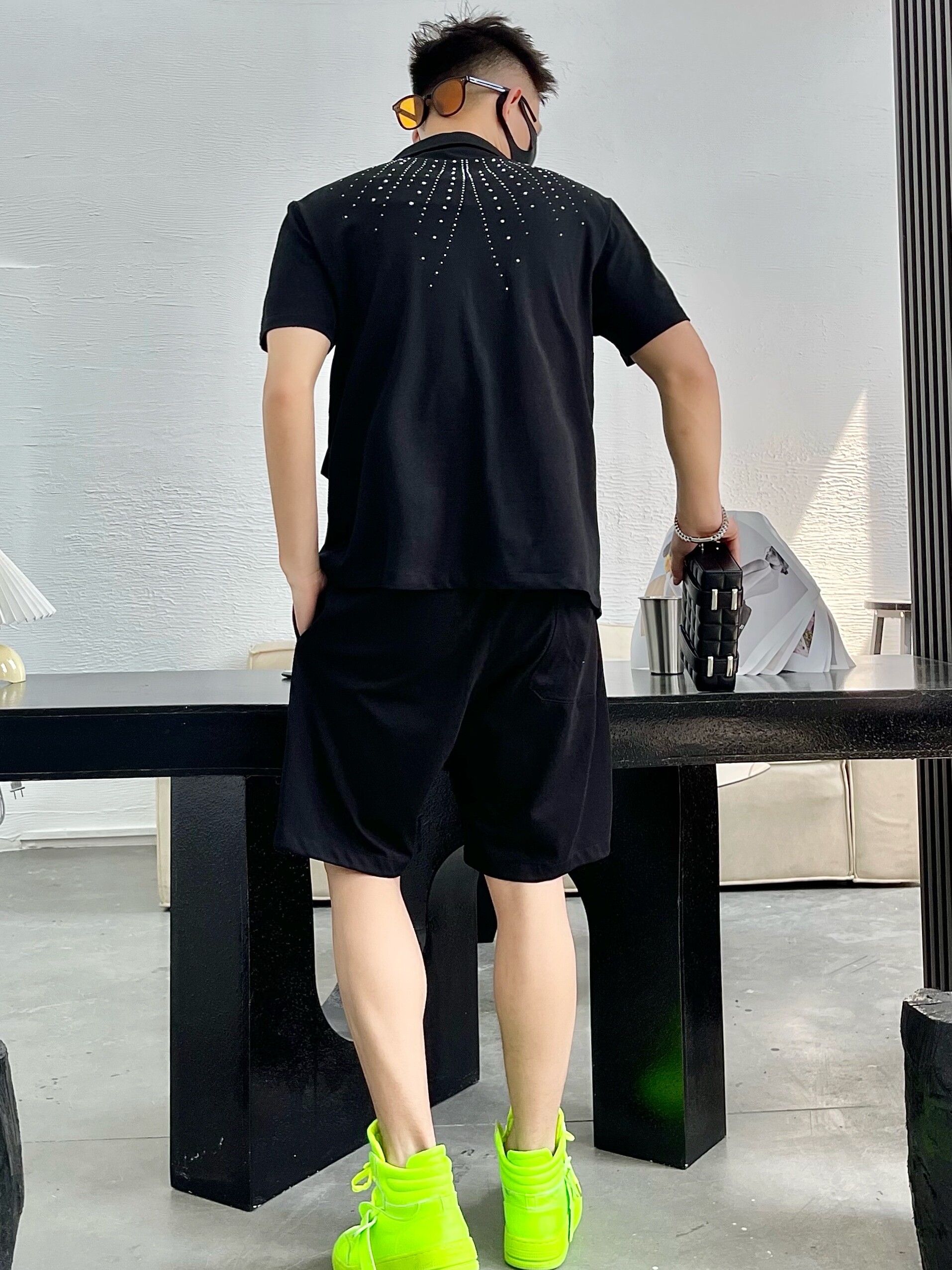 2023 여름 트렌드 브랜드 남성용 반팔 반바지 정장 유럽 패션 맞춤형 핫 다이아몬드 트렌드 슬림 투피스 세트 트렌디