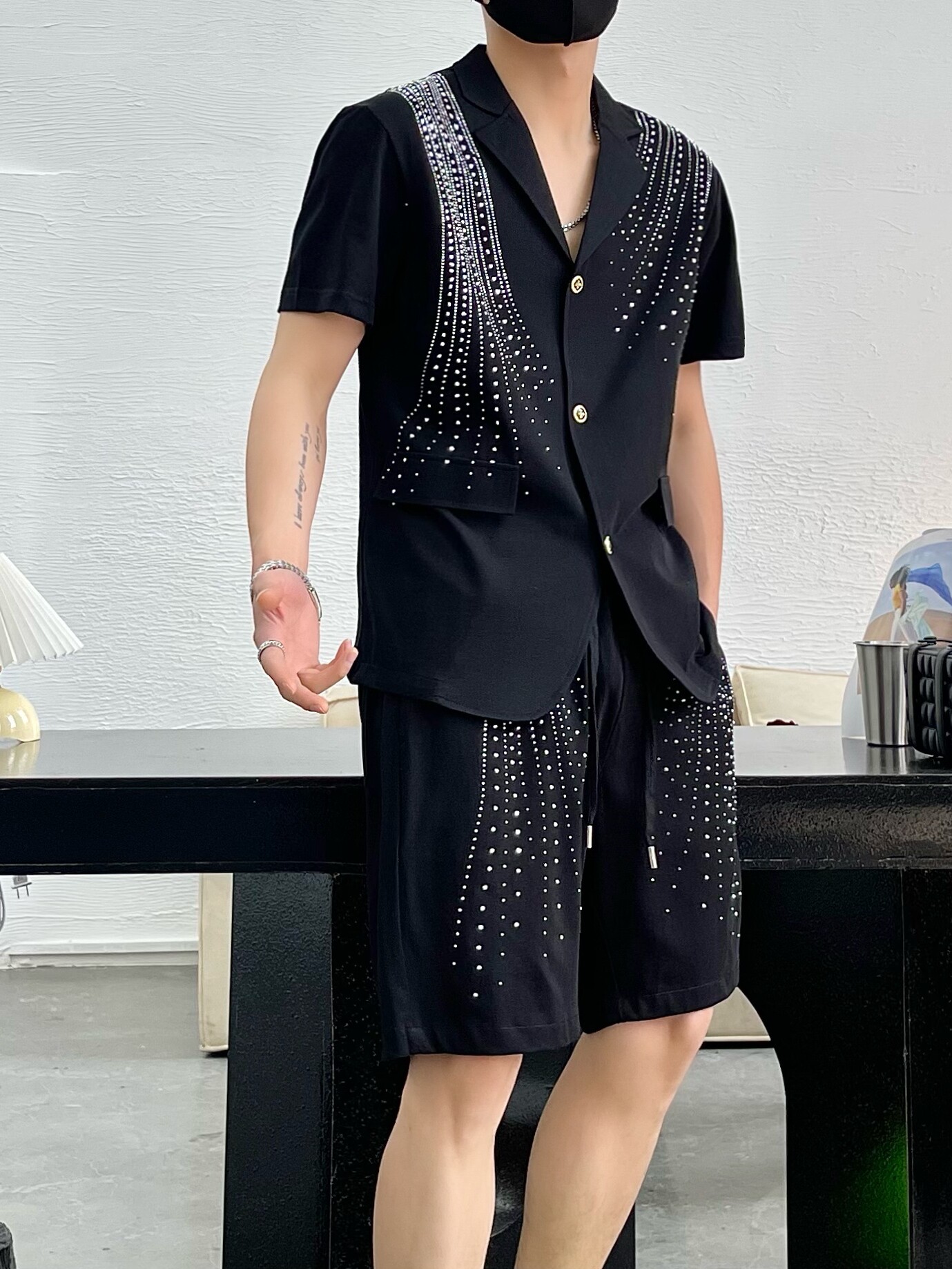 2023 여름 트렌드 브랜드 남성용 반팔 반바지 정장 유럽 패션 맞춤형 핫 다이아몬드 트렌드 슬림 투피스 세트 트렌디