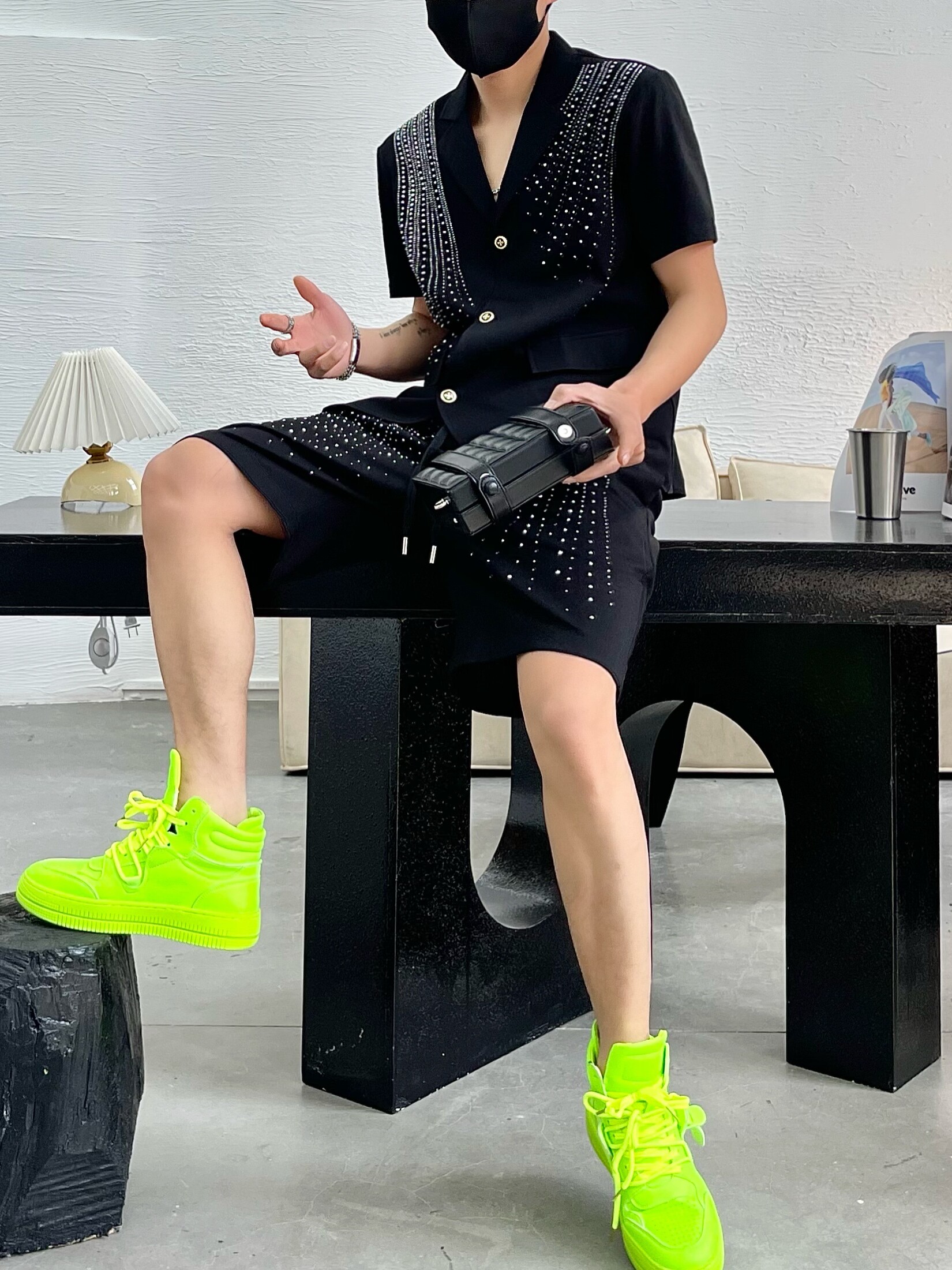 2023 여름 트렌드 브랜드 남성용 반팔 반바지 정장 유럽 패션 맞춤형 핫 다이아몬드 트렌드 슬림 투피스 세트 트렌디