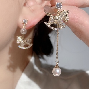 不对称金色小马珍珠流苏耳环2025年新款气质长款耳钉秋冬耳坠耳饰