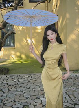 新中式温柔淡黄色显白缎面改良旗袍女2025春夏蝴蝶印花长款连衣裙