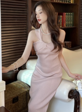 Mimo dk斜肩女神裙高级设计感纯欲挂脖包臀抹胸扭结针织连衣裙女
