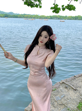 新中式温柔淡粉色显白缎面改良旗袍女2025春夏蝴蝶印花长款连衣裙