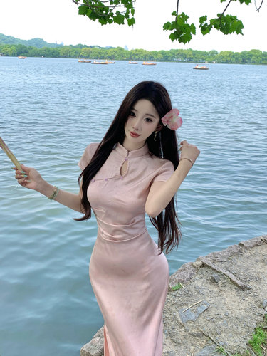 新中式温柔淡粉色显白缎面改良旗袍女2025春夏蝴蝶印花长款连衣裙