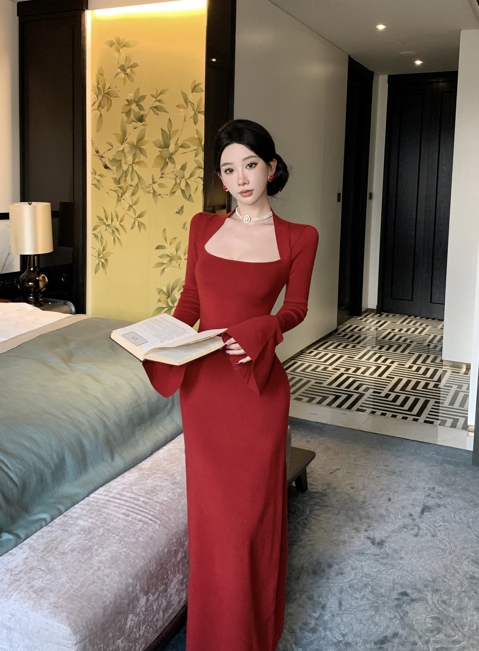 法式复古方领红色喇叭袖长袖针织连衣裙女秋冬修身收腰打底长裙