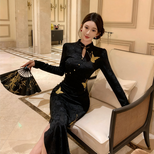 新中式蝴蝶刺绣黑色改良旗袍女早春长袖提花针织气质收腰连衣裙
