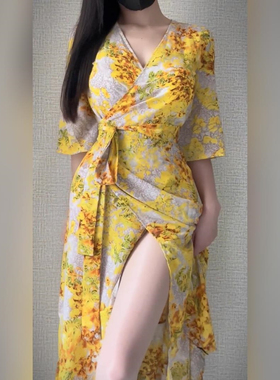 微胖MM黄色战袍法式印花裹身度假连衣裙女纯欲风海边沙滩碎花长裙