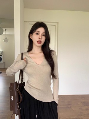 微胖MM纯色v领修身针织打底衫