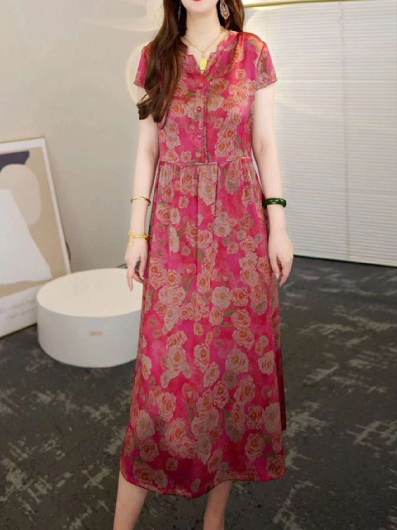 2024夏季新款中年妈妈杭州大牌连衣裙女时尚缎面气质温柔风长裙子