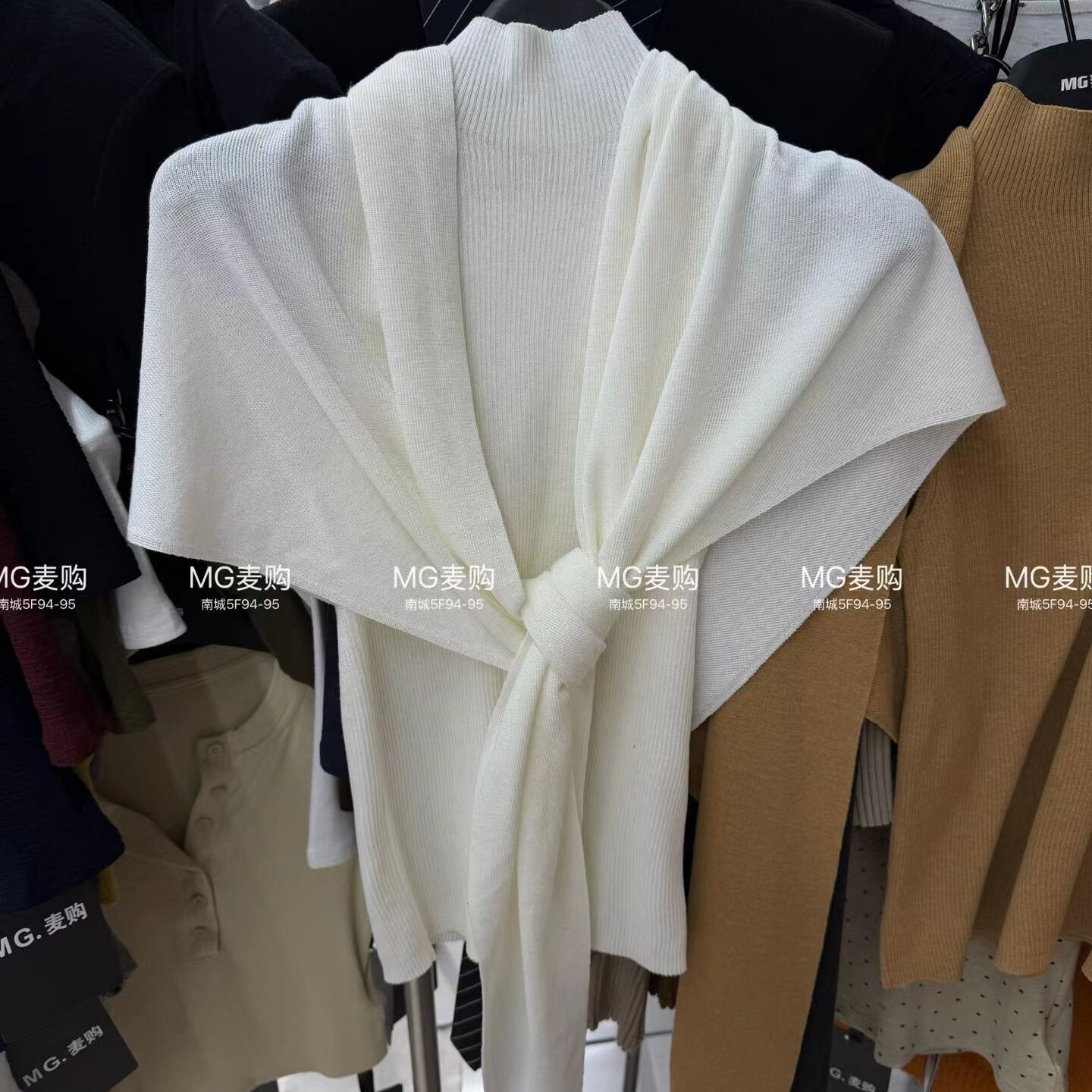 涤纶套头半高领针织背心女图片
