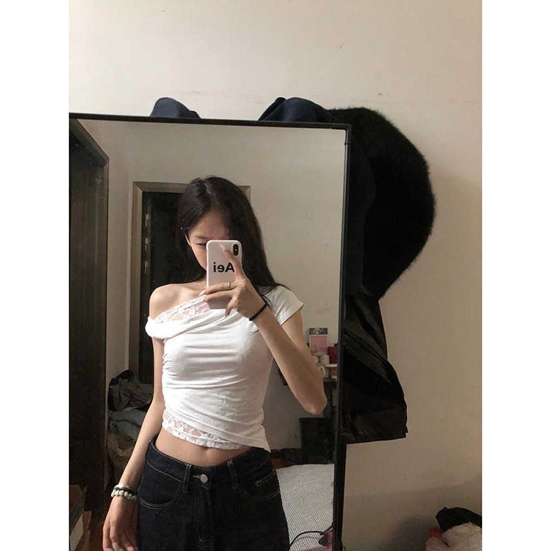 纯欲风蕾丝拼宽松型接斜肩短袖T恤女款夏季性感修身短款露肩上衣