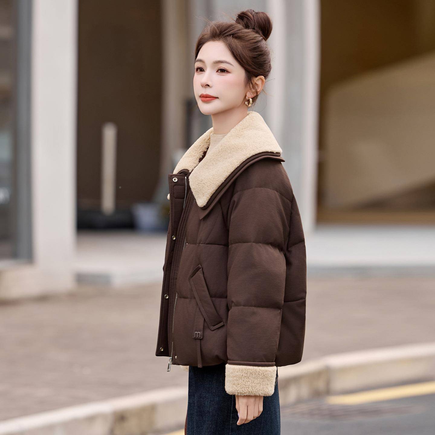 羊羔翻领毛拼羽绒服女2025鸭冬ZMU3333Q季新款设计感洋气减龄接白