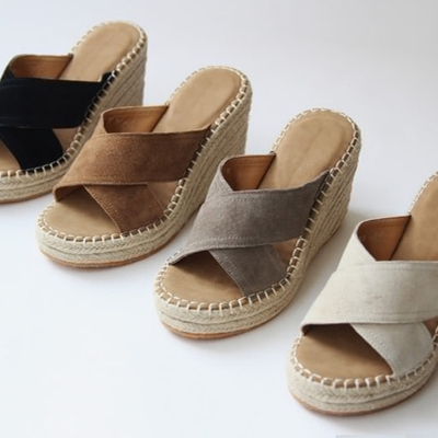 草编坡跟交叉带翻毛皮高跟凉拖鞋