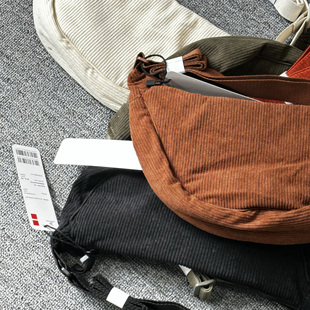 日单Uの99+挎包灯芯绒饺子包腋下包单肩包轻便可调节男女潮