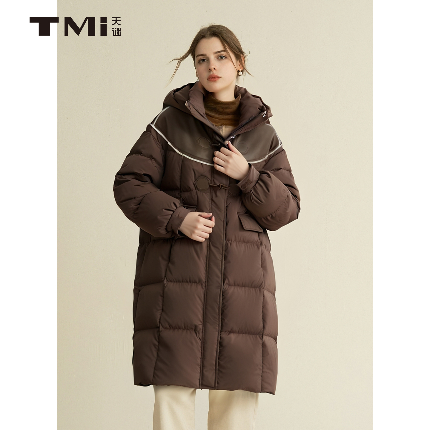 连帽加厚牛角扣拼皮羽绒服