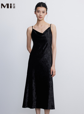 天谜丝绒吊带裙小黑裙V领淑女光感顺滑长裙2025春季女装TMi251027