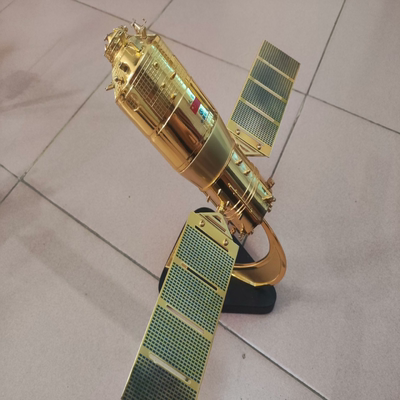天宫一号神舟号飞船镀金模型金属航模，中国航天合作单位领导早