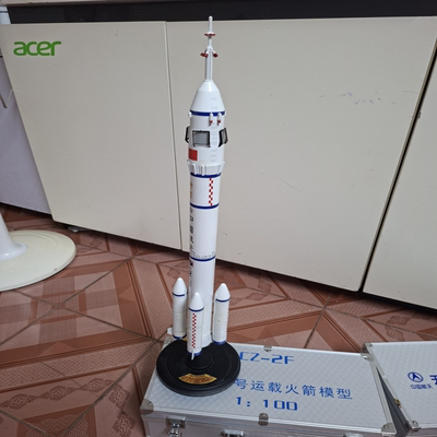 正版中国航天出品1:100长征二号F运载火箭模型。成色如图实拍。