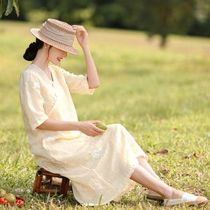 2026春夏新款女复古新中式刺绣苎麻连衣裙中国风V领绣花棉麻A字裙