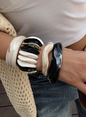 欧美 时尚通勤白色亚克力弹力手串ins风不规则晕染开口手镯女