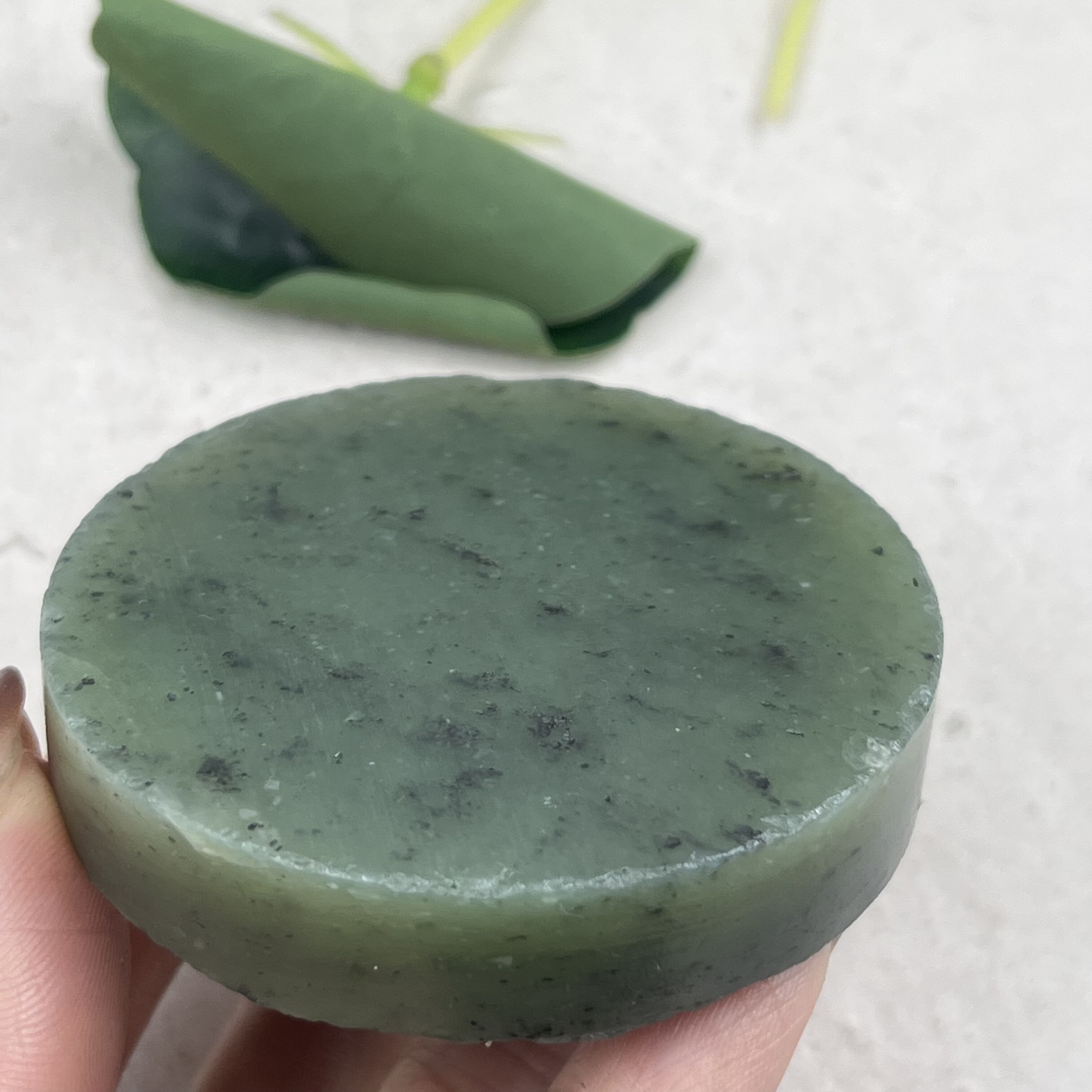 新疆和田玉点墨青花手镯芯牌子边角料圆 牌下脚料玉石料包邮82克t