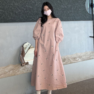 韩国chic2026春季新款甜美圆领小雏菊刺绣七分袖中长款裙子连衣裙