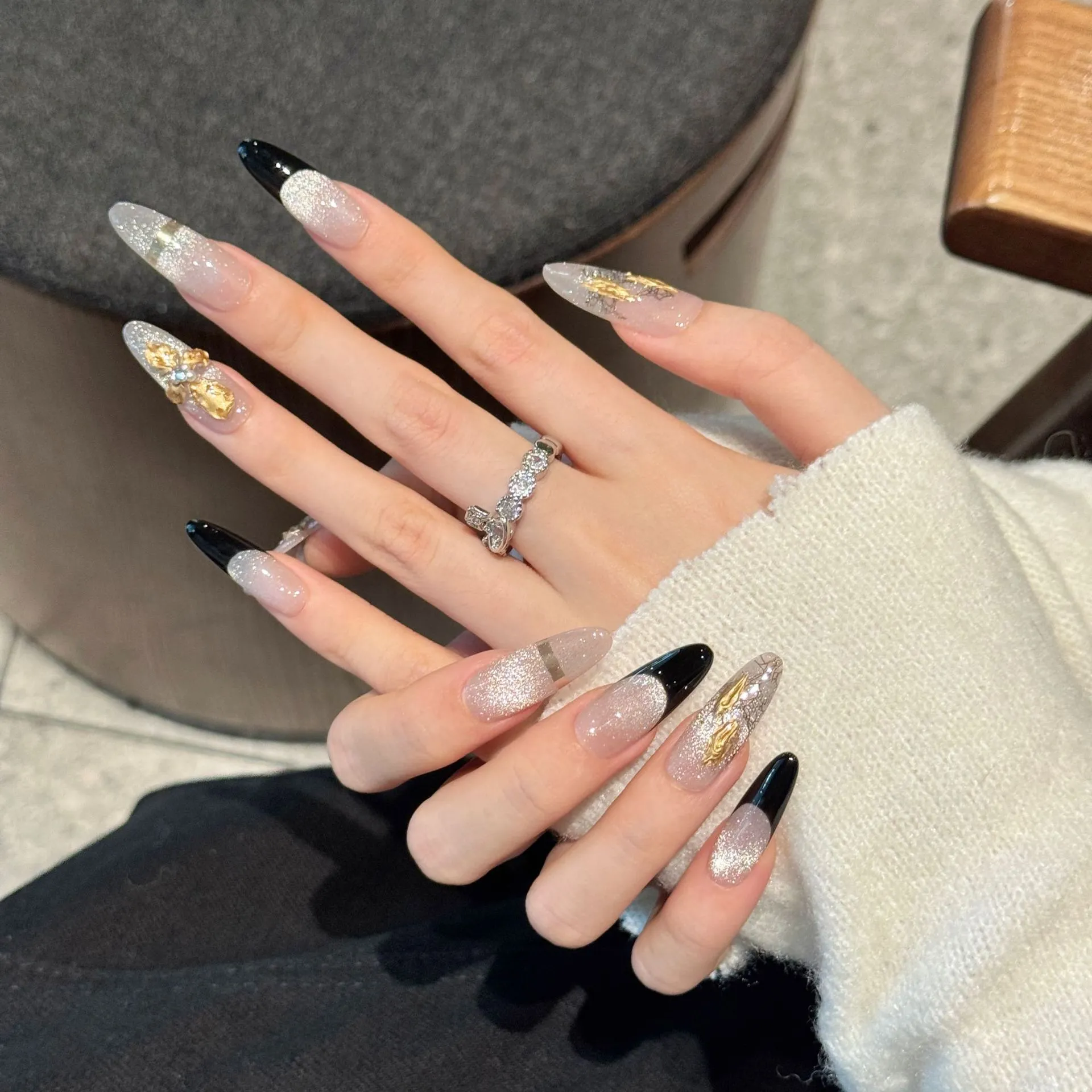 ADORE实拍穿戴甲墨曜星芒立体金色雕花猫眼法式箔金流光高级美甲