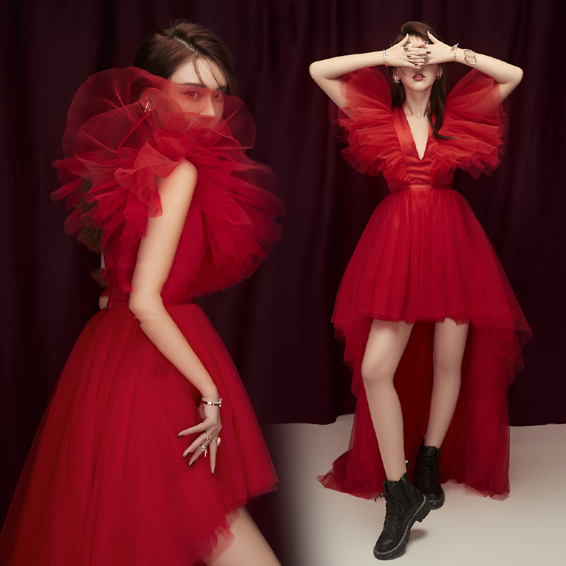 Red fashionable wedding dress, clothing suitable for photo sessions, V-neckline, city style Red fashionable wedding dress, clothing suitable for photo sessions, V-neckline, city style
