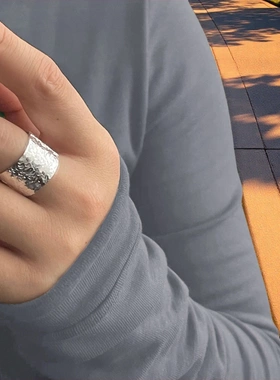 纯银碎碎冰捶打纹宽面戒指女