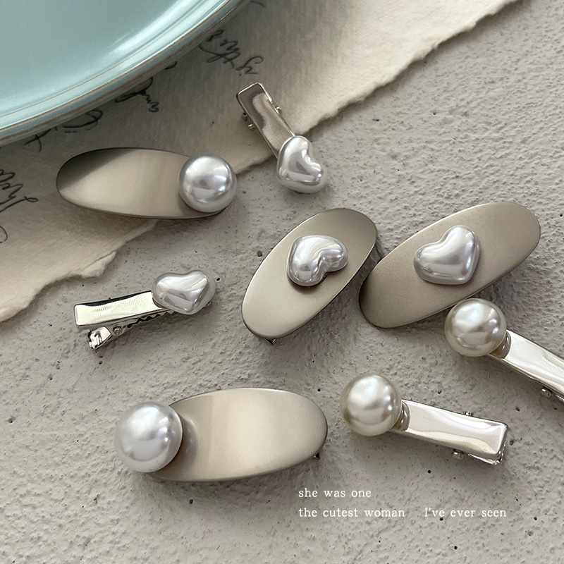 银色高亮珍珠爱心侧边发夹